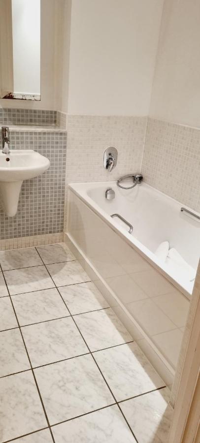 Luxury Canary Wharf Apartment With Free Parking Лондон Экстерьер фото